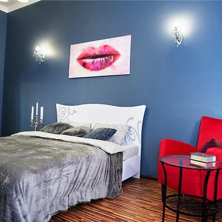 Designer In The Center Apartment
